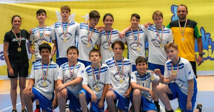 Aranyérmet szerzett a Diákolimpián az Arany János Általános Iskola röplabda csapata