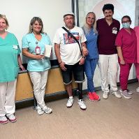 Megmentették az életét - Másfél év múlva tért vissza köszönetet mondani a kórháznak