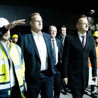 Szijjártó Péter a Mercedes-gyárba látogatott