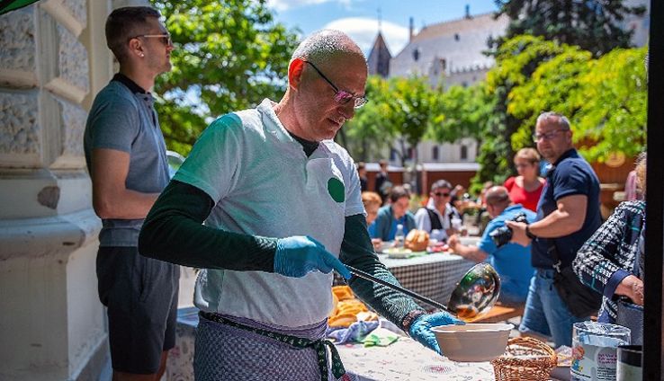 Széchenyivárosi Zöld és Pont: Minden idők legsikeresebb jótékonysági ételértékesítése