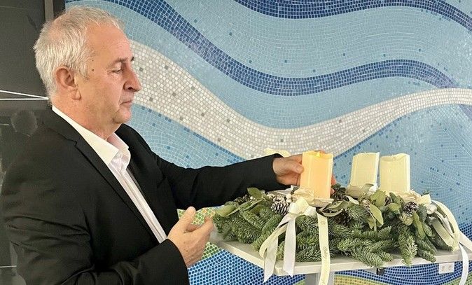 Fellobbant az első gyertya a kecskeméti kórház adventi koszorúján