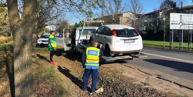 Közúti forgalmat és közbiztonságot veszélyeztető autókat szállított el a Városrendészet