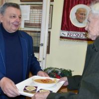 Helvécia polgármestere ismét ételt osztott a Wojtyla-házban