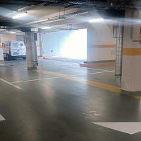 Újrafestették a Budai utcai piac mélyparkolójában a haladási irányt jelző nyilakat