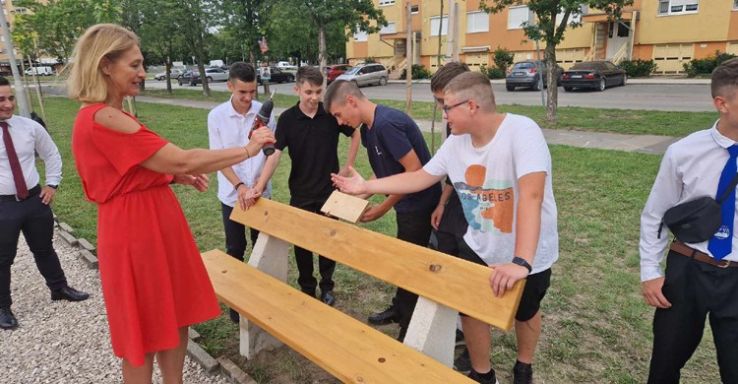 Új hagyományteremtő eseményt hozott létre a Lánchíd iskola: padot helyeztek el a ballagó nyolcadikosok