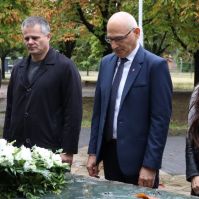 Koszorúzás a Széchenyi szobornál