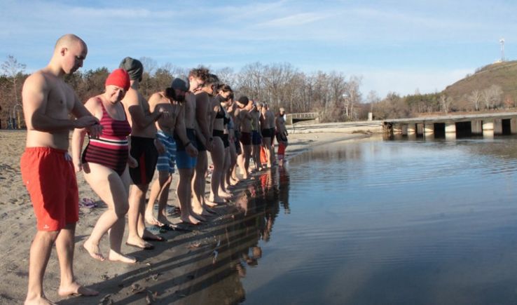 Jeges vízben úsztak a kecskeméti Domb Beach Strandon