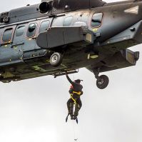 A vízi túlélés alapismereteit gyakorolták a kecskeméti vadászpilóták
