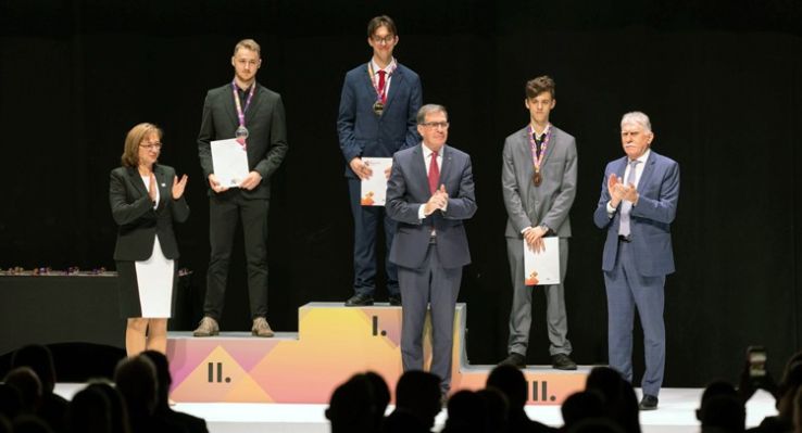 Rangos szakmai versenyen díjazták a Mercedes-Benz duális képzésének tanulóit