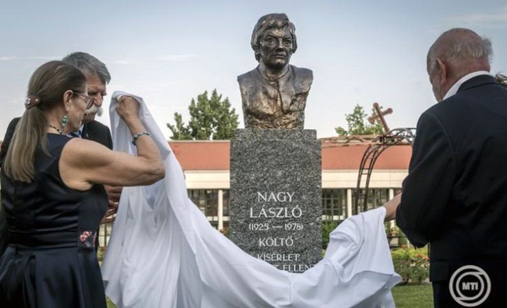 Felavatták Nagy László költő szobrát a Hungarikum Ligetben