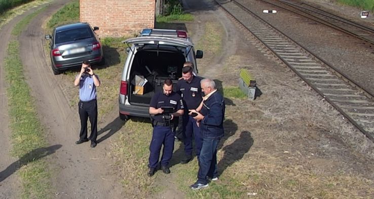 Drónt is bevetettek a vasúti átjáróban a rendőrök