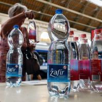 Díjmentesen biztosít vizet utasainak Kecskeméten a MÁV és a Volán