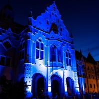 Idén is kék fényben tündökölt a Városháza az Autizmus Világnapján