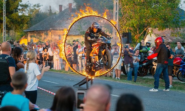 Látványos motoros show és felvonulás volt Helvécián