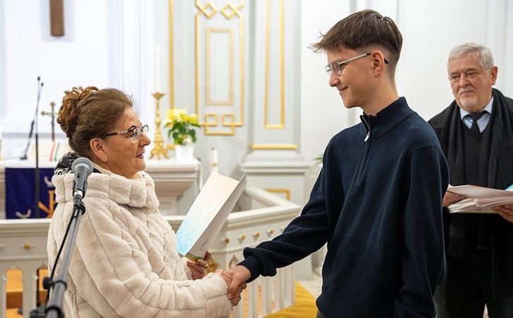 17 tanuló támogatást, 180 kisgyermek pedig ajándékcsomagot kapott a Városi Szociális Közalapítványtól