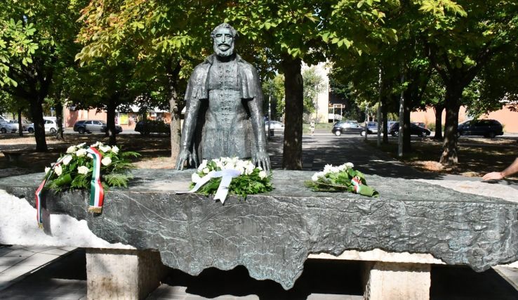 Koszorúzás a Széchenyivárosi Széchenyi szobornál