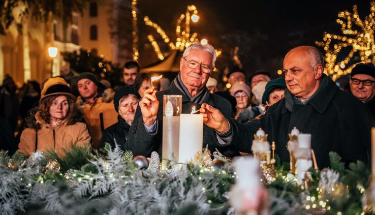 Falu György és Prof. dr. Sztachó-Pekáry István gyújtották meg a második adventi gyertyát