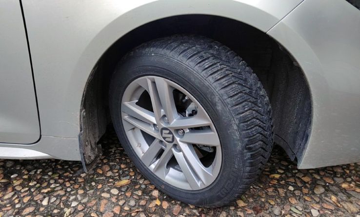 Felmérés: a magyar autósok 84 százaléka használ téli gumit