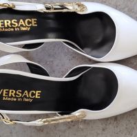 Több száz hamis ruhát, cipőt és parfümöt is találtak a vámosok egy furgonban az M5-ösön