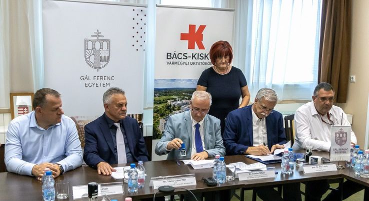 Együttműködési megállapodást írt alá a Vármegyei Oktatókórház és a Gál Ferenc Egyetem