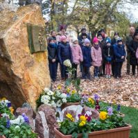 A néhai iskolaigazgatónak, Kocsis Sándornak állítottak emlékszobrot Hetényegyházán