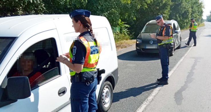 Két vármegye rendőrei tartottak közúti ellenőrzést Bács-Kiskunban