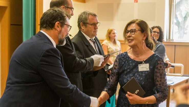 Aranydiplomásokat köszöntöttek a Neumann János Egyetemen