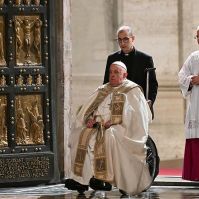 Ferenc pápa megnyitotta a Szent Péter-bazilika szent kapuját, megkezdődött a szentév