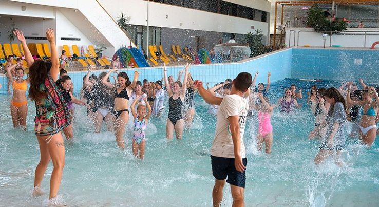 Flashmob és vízi aerobic a Kecskeméti Fürdőben