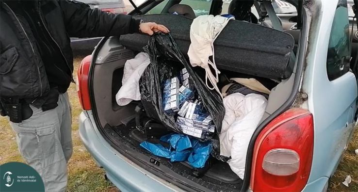 Civil ruhás pénzügyőrök fogták el a kecskeméti zugárust és a vevőjét