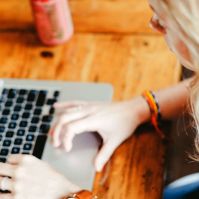 „Jeles napjaink!” – Irodalmi pályázat látássérült szerzők részére