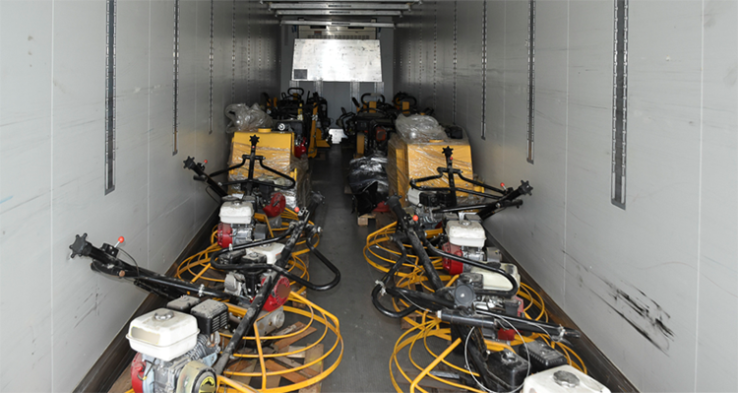 Targoncával pakolták fel egy kamionra a lopott munkagépeket a telephelyen a tolvajok