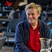 Kecskeméten Háy János József Attila díjas író és a „Kutyatartó lány”