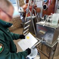 25 ezer liter pálinkát foglalt le egy családtól a NAV