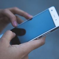 Így lett belőle áldozat: A mobiltelefonja feloldó-kódja megegyezett a banki belépő kódjával