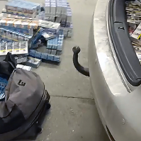 Sporttáska, pótkeréktartó, ülések alatti zegzugok rejtették a csempészcigarettát