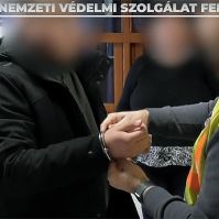 Bilincsben vitték el a földhivatali ügyintézőt, az ügyvéd pedig szabadlábon védekezik