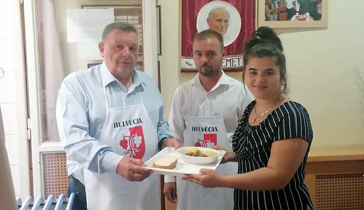 Helvécia polgármestere és alpolgármestere biztosítottak ebédet mintegy száz rászorulónak