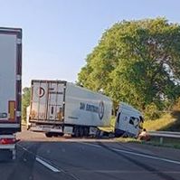 Kamion került az árokba Kecskemét közelében, az M5-ösön