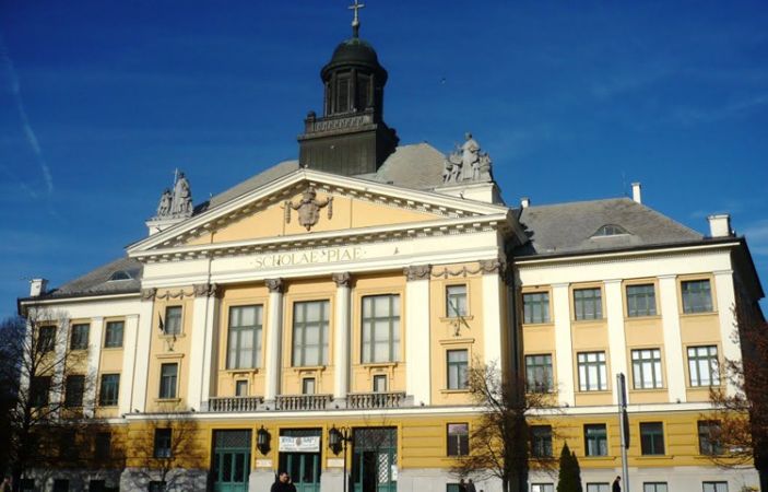 Megújulnak a kecskeméti Piarista Gimnázium főhomlokzatának nyílászárói