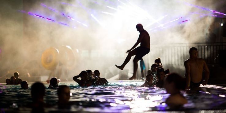 Strandok Éjszakája a Kecskeméti Fürdőben