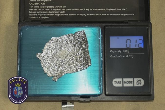 Kábítószert találtak egy bolti szarkánál