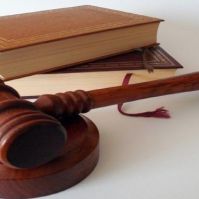 A bicskával és féltéglával családtagjait fenyegető férfi a kórházi ápolóra is rátámadt