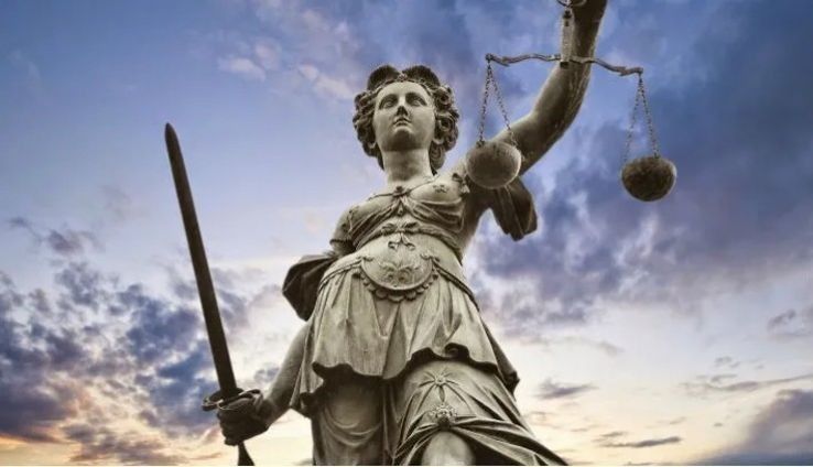 Egy lapáttal próbáltak rabolni – letartóztatták őket