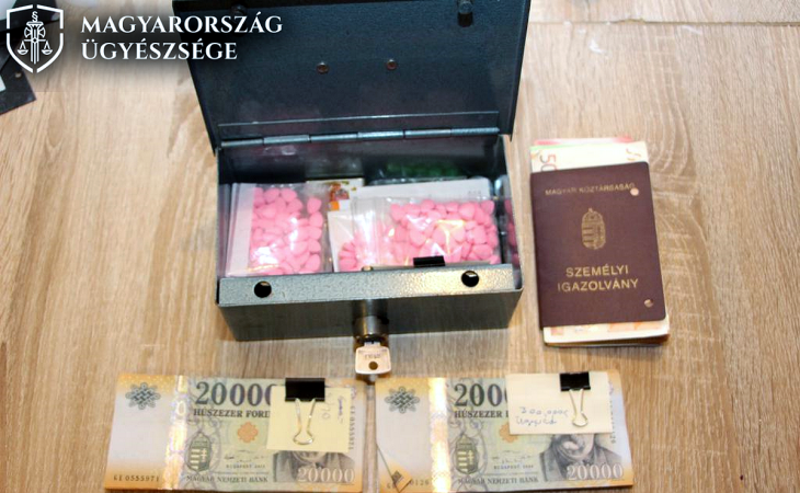 Kábítószer-kereskedő anya és fiai ellen emeltek vádat Kecskeméten