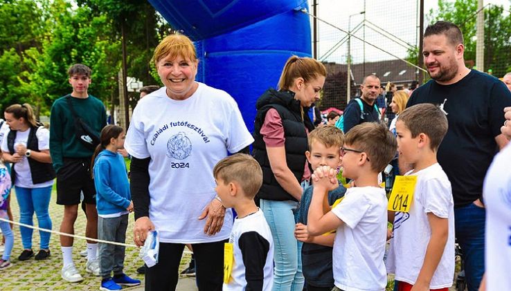 Családi futófesztivált rendezett a Vásárhelyi iskola