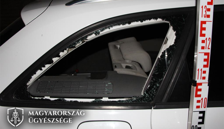 Vascsővel, fakaróval és késsel randalírozott az őrjöngő férfi