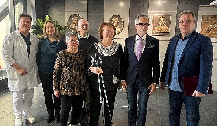 „A művészet lemossa a lélekről a mindennapok porát” – Új kiállítás nyílt a kecskeméti kórház Lift Galériájában