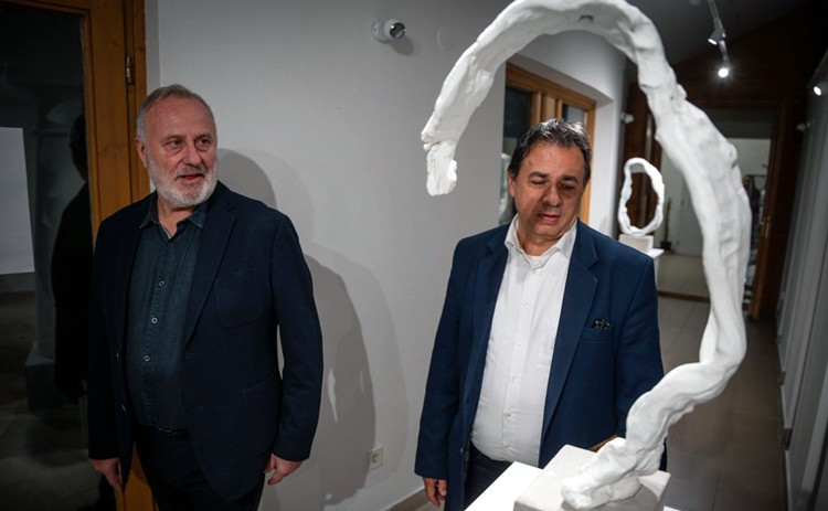 Tükörbe néző életmű – Megnyílt Fusz György kiállítása a Kápolna Galériában