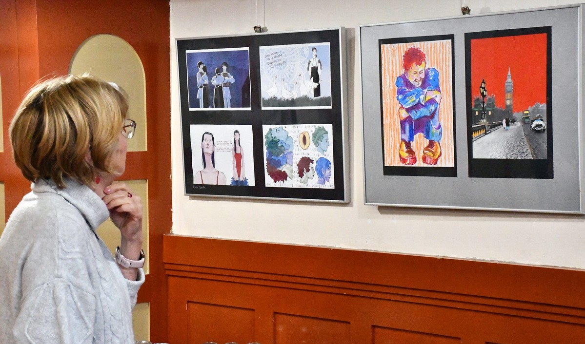 Refis diákképzőművészek kiállítása nyílt meg az Ifjúsági Otthonban
